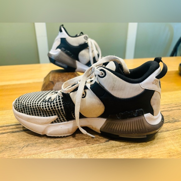 Nike Lebron James Witness Bball sneaker (youth) - Picture 9 of 15